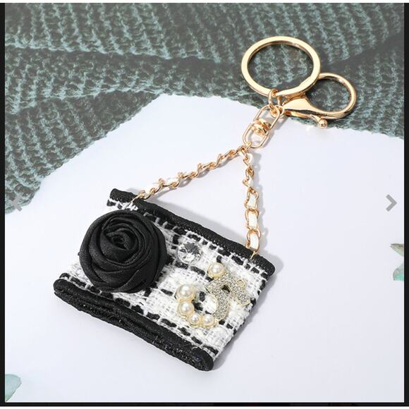 White & Black Flower Pearl Handbag Keychain / Bag Charm - Picture 1 of 1